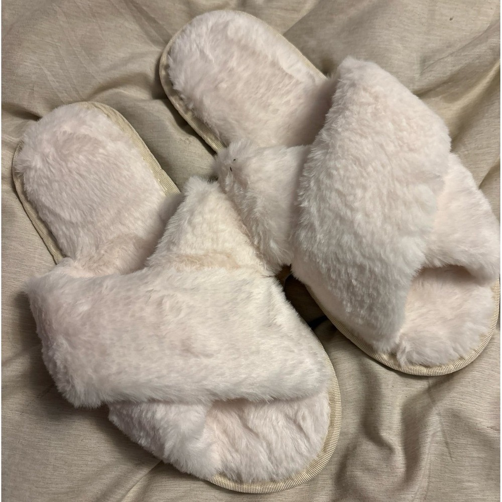 NEW Woman's Off White Soft Fuzzy Cross Band‎ Open Toe Slippers, 7.5/8.5